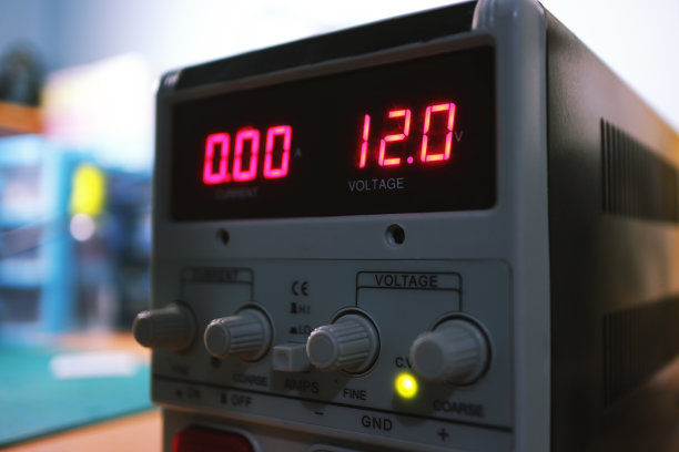 可调电源在工作台上，电压设置为12伏图片下载