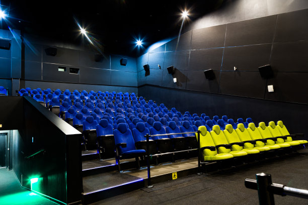 电影院的内部有蓝色和黄色的座位图片下载