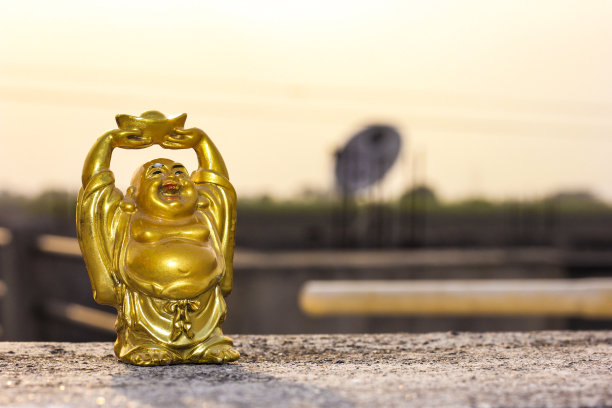 笑佛。酒店的神。黄金小雕像。佛教。图片下载