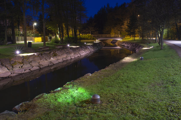 一个美丽的城市夜景公园，风景优美的运河和步行桥。图片下载