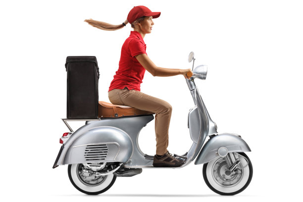 女快递员骑着摩托车送餐图片下载