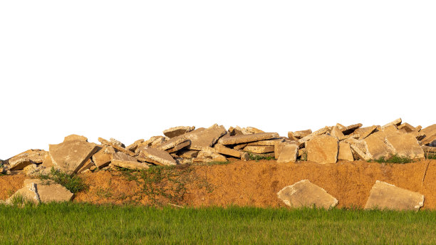 混凝土碎片堆在草地上方的土堆上。图片下载