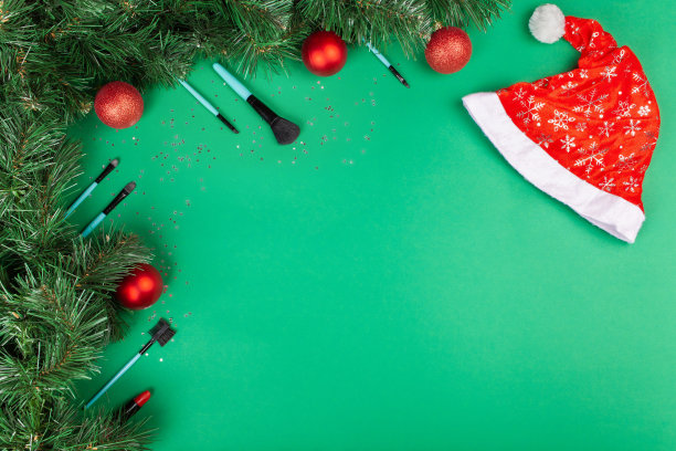 圣诞节，新年的背景为化妆师。刷子，圣诞装饰品，云杉。文本的空白。图片下载