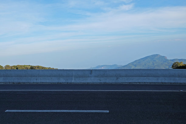 乡村公路，自然绿色山景图片下载