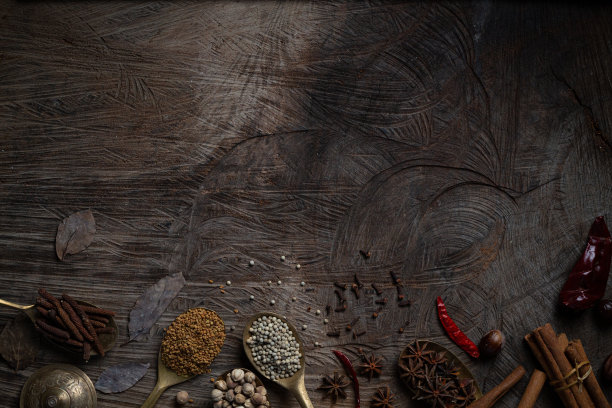 印度食物调料香料装饰背景在木桌上俯视图。亚洲有机药草菜肴调味风味在厨房板，辣椒辛辣的味道概念图片下载
