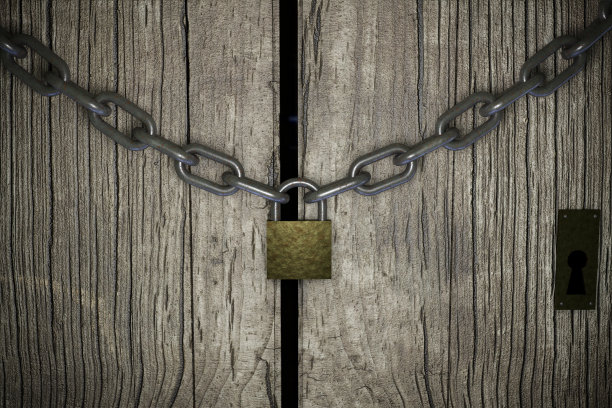 概念构成锁定，老旧的木门用生锈的链条锁着。图片下载