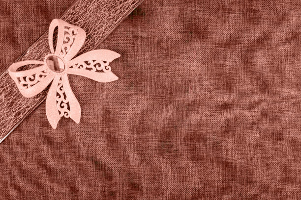 粗麻布上珊瑚蝴蝶结和丝带的水平图像图片下载
