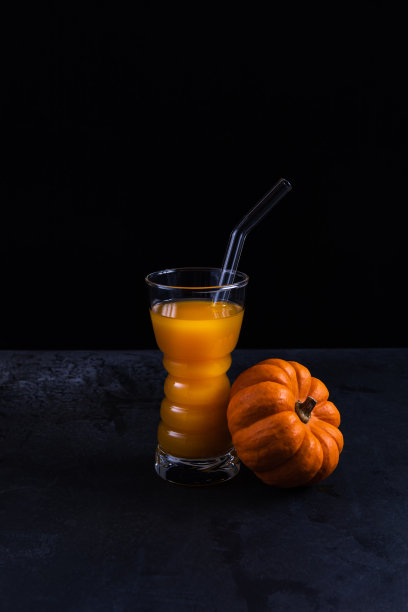 纯素鸡尾酒，杯中有吸管和南瓜图片下载