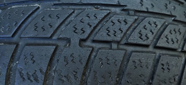 磨损的汽车轮胎的胎面，在上面可以看到磨损限制器。图片下载