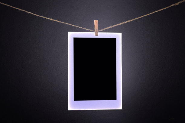 空白的宝丽来照片挂着图片下载