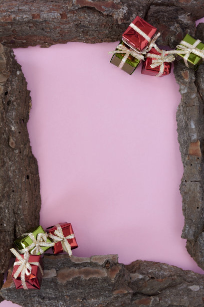 圣诞装饰，一些不同的圣诞装饰，在粉红色的背景，在新的常态图片下载