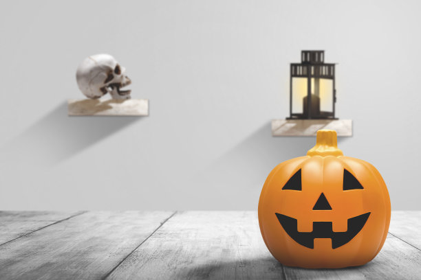 木制桌子上放着南瓜灯图片下载