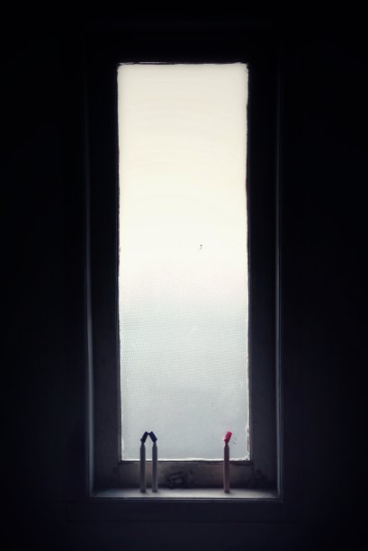 3窗户附近的标志图片下载