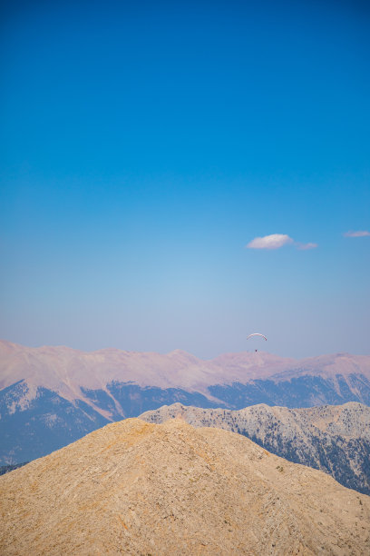 滑翔伞飞过塔塔利山，土耳其，克默。在山上玩滑翔伞图片下载