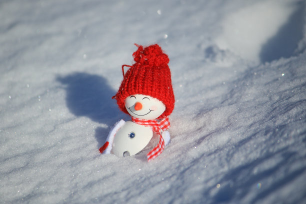 雪人躺在雪地里图片下载