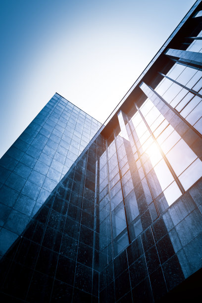 低角度仰望高层建筑的玻璃幕墙在城市商业区，中国上海图片下载