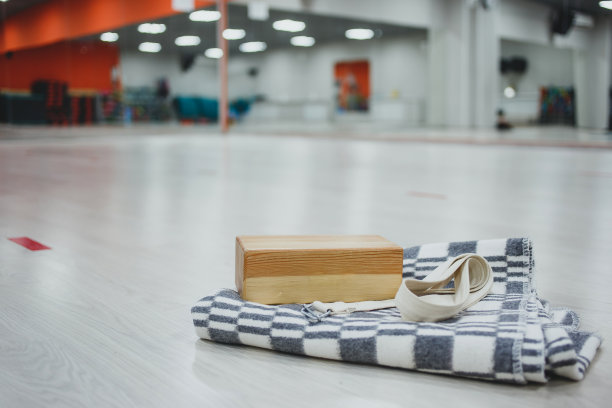 瑜伽木块和瑜伽练习的棉带，在健身室的背景图片下载