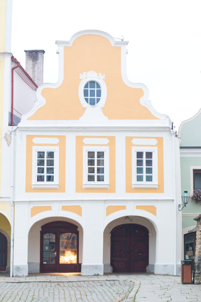 捷克共和国南摩拉维亚的Telc广场上的传统房屋。联合国教科文组织的遗产。Telc的城镇广场上有文艺复兴和巴洛克风格的彩色房屋。窗户和山墙的细节。图片下载