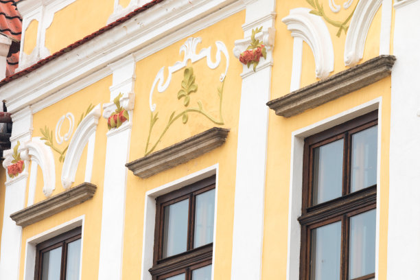 捷克共和国南摩拉维亚的Telc广场上的传统房屋。联合国教科文组织的遗产。Telc的城镇广场上有文艺复兴和巴洛克风格的彩色房屋。窗户和山墙的细节。图片下载
