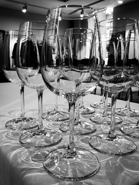 清空透明的欢迎饮料杯在活动上。图片下载