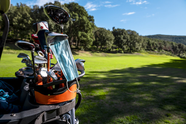 防护病毒、传染病、传染病的面罩，放在高尔夫球杆上。图片下载