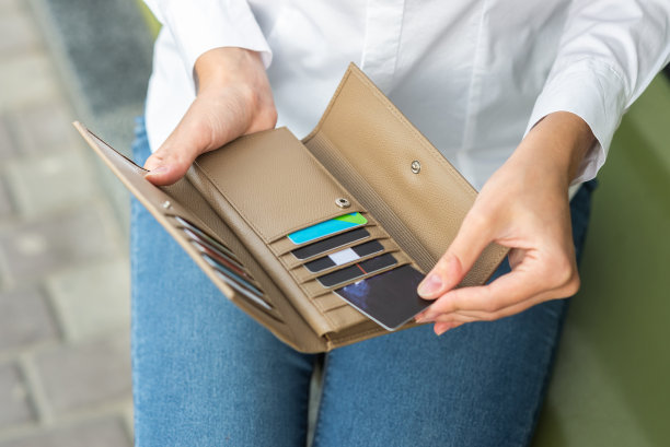 一个女孩手里拿着一个打开的钱包图片下载