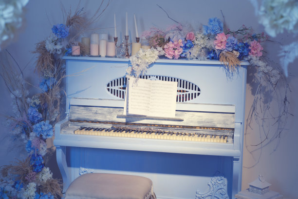 用鲜花和蓝色复古钢琴装饰图片下载