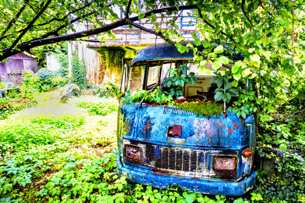 法国田野里的一辆废弃车辆图片下载