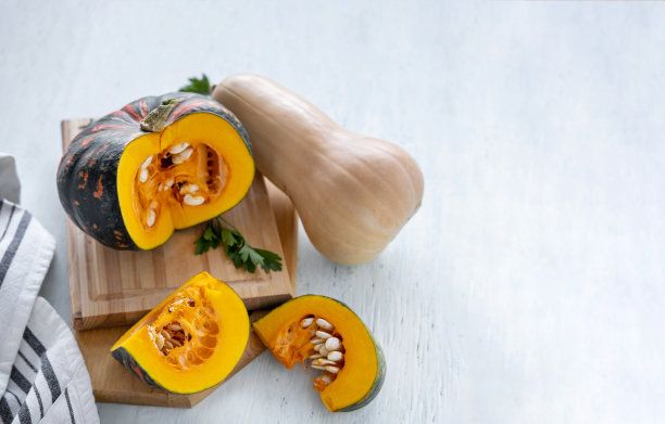 秋天感恩节背景。南瓜在白色的桌子上。感恩节或万圣节的概念。图片下载