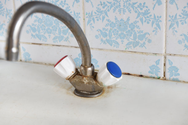 旧的，生锈的厨房搅拌器安装在搪瓷水槽上图片下载