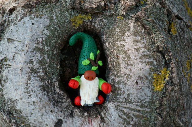 用橡皮泥制成的森林侏儒雕像。图片下载