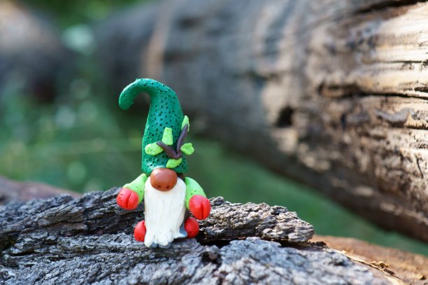 用橡皮泥制成的森林侏儒雕像。图片下载