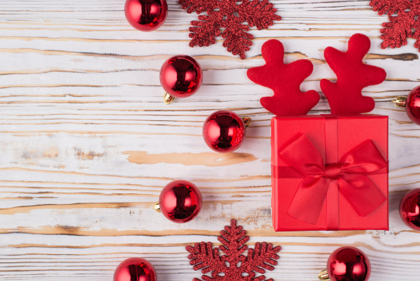 圣诞节组合的概念。上面的头顶近距离观看照片滑稽明亮的礼品盒雪花小玩意在木制的桌子上图片下载