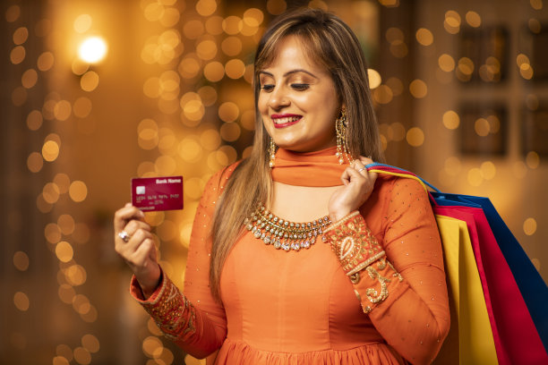 年轻女子在家里庆祝排灯节-库存照片图片下载