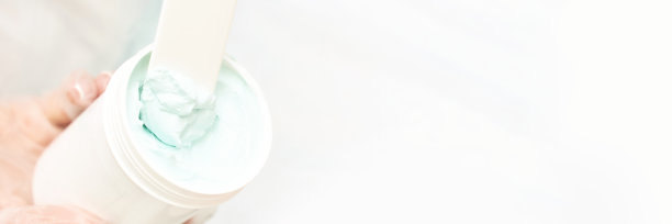 肖像保湿面膜在白色的背景为医疗设计。女人图片下载
