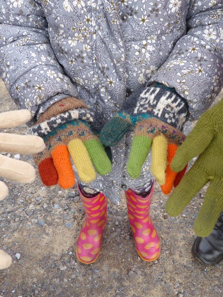 五颜六色的羊毛，冬天的手套。图片下载