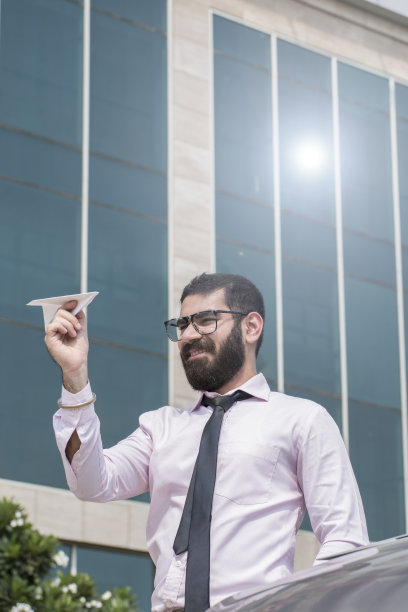 商人拿着一张纸飞机股票图片股票照片图片下载