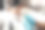 选择时尚的色彩在美容工作室。2019冠状病毒病期间，戴防护手套的非洲裔美国妇女在使用指甲设备的桌子上向客户展示指甲油样本图片下载