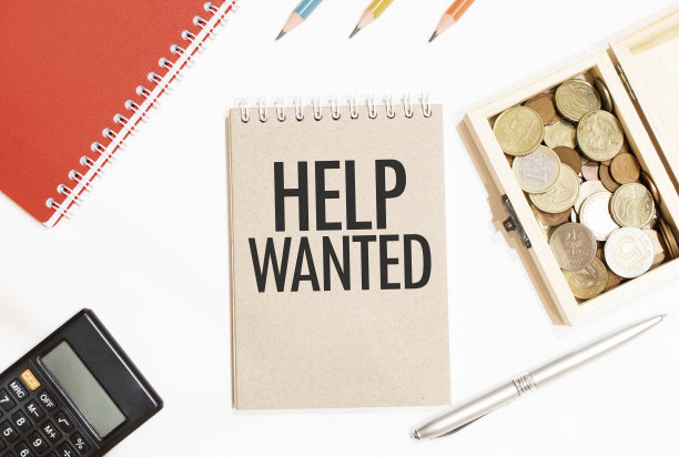 计算机，红色记事本，三色铅笔，银色钢笔和棕色笔记本文字帮助招聘图片下载