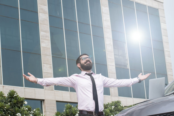 快乐商人后办公室户外股票照片图片下载