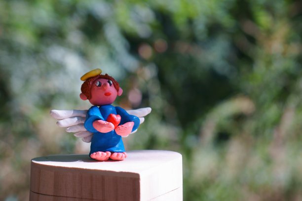 在彩色背景上用橡皮泥制成的天使。图片下载