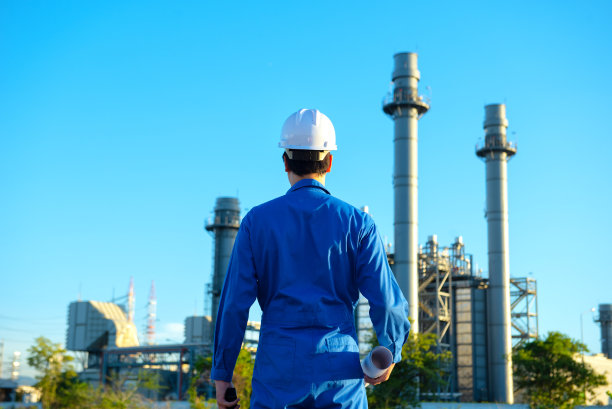 工程师在工业炼油厂检查。4.0产业的概念。背景模糊的概念。图片下载