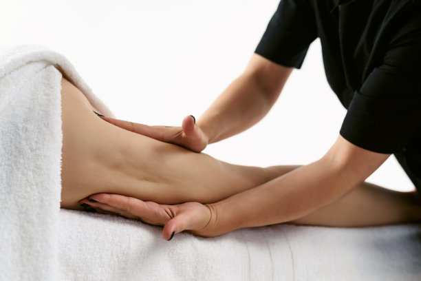 脂肪燃烧按摩。按摩师为年轻女性在健康中心或美容院做瘦身按摩。完美肌肤美概念图片下载