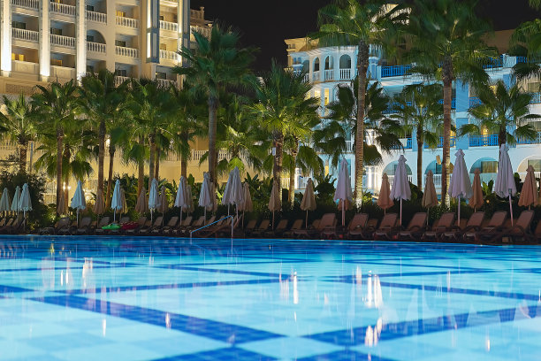 晚上去游泳池图片下载