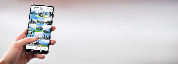 女性手持手机黑屏图片下载