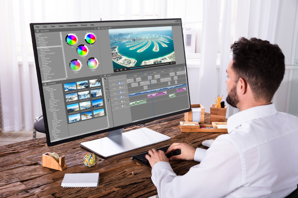 用电脑与同事进行视频会议图片下载