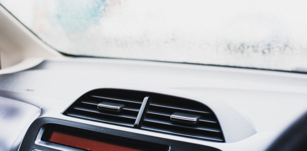 下雨时，车内的空调可以防止车窗冒蒸汽图片下载