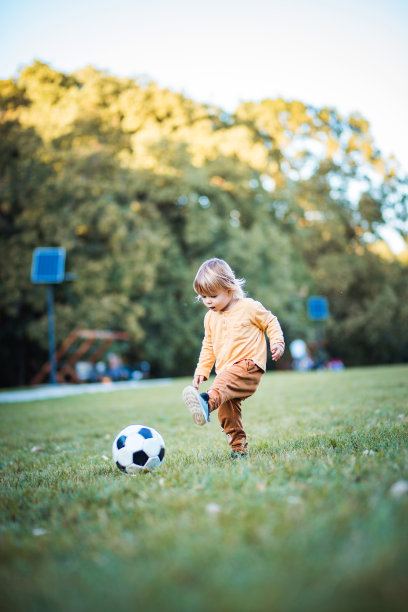 小足球运动员。图片下载