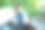 一位女士坐在办公室里，手里拿着手机，手机的桌面屏幕是空白的图片下载