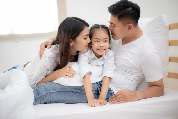 快乐的充满爱的家庭图片下载